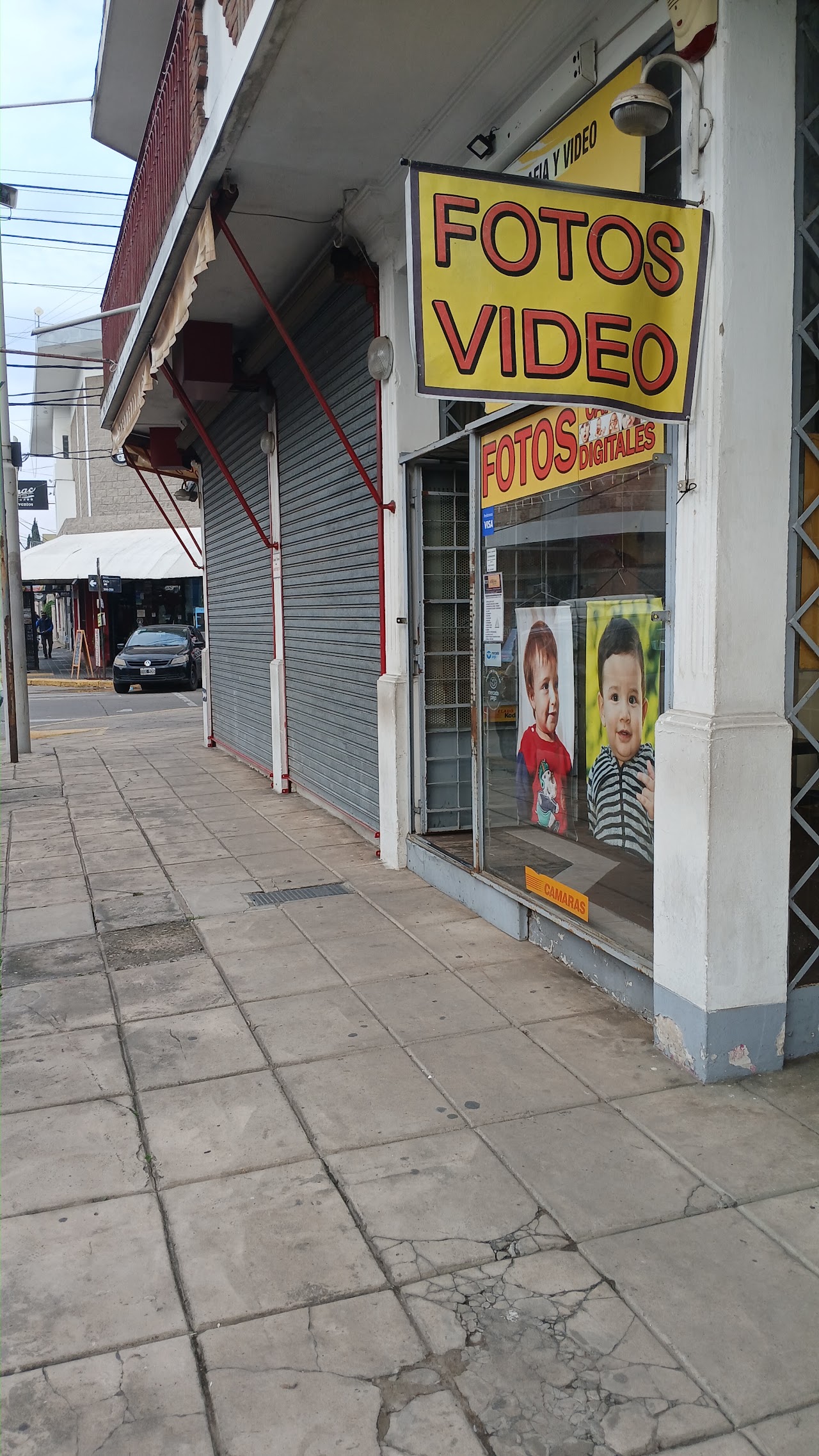 Vidriera del estudio Foto Míriam en Ezpeleta