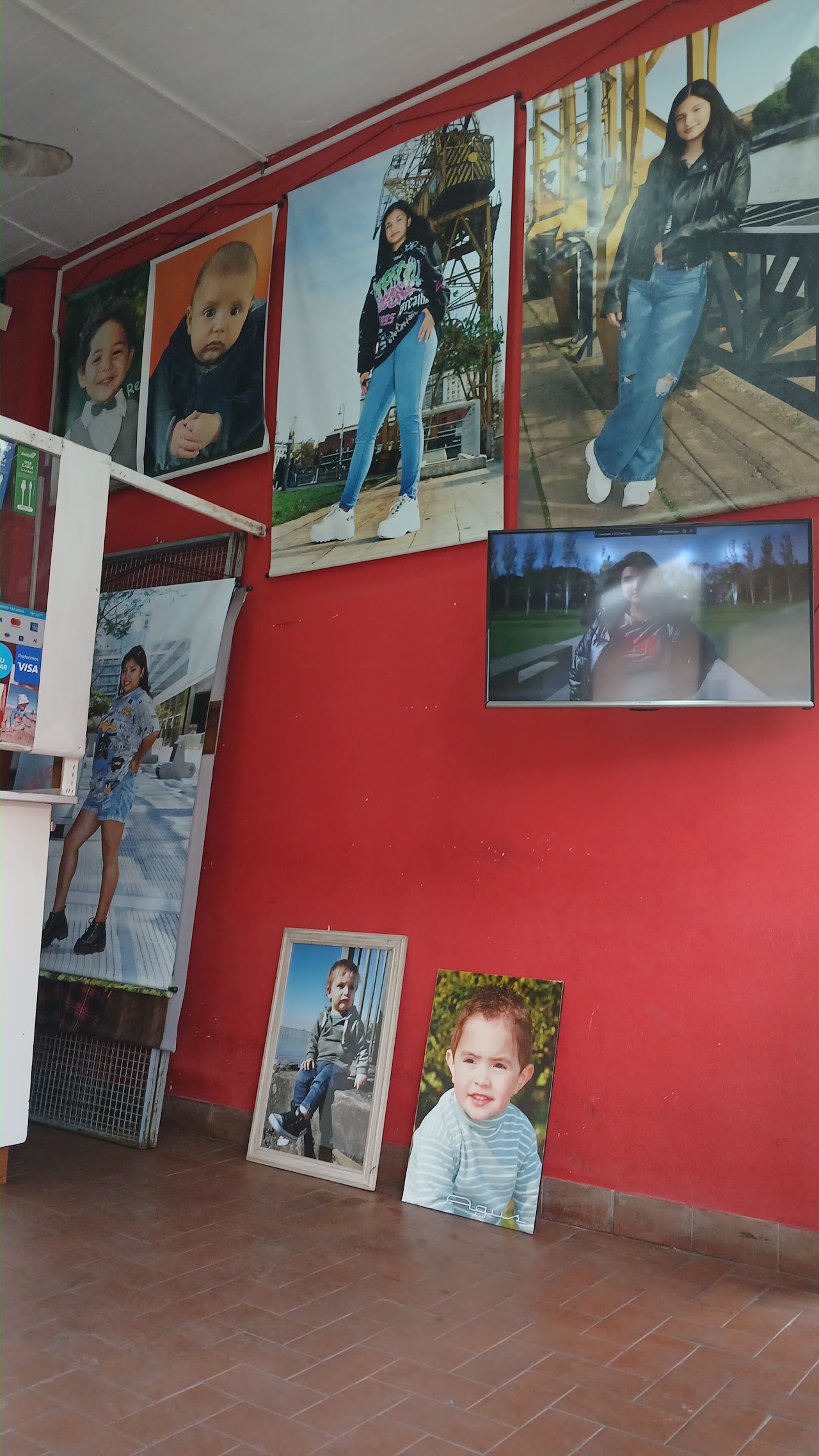 Pared con retratos impresos en Foto Míriam